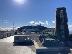 いよいよ江の島弁天橋

どうやらこちらが歩行者用、車道が江の島大橋

長さ389mの橋を5分ほどで渡って、