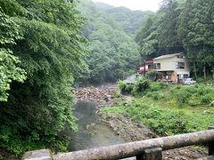 国道/県道へ戻り、中之条草津線を経て尻焼温泉に着きました。この川の上流が「川風呂」です。