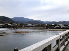 阪急嵐山駅から渡月橋を渡り、
竹林を目指します。

新しいホテルのMUNI が見えています。