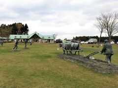 斗南藩記念観光村（道の駅 みさわ斗南藩記念観光村くれ馬ぱ～く）はフィールドには南部藩最大の馬の放牧場「木崎の牧」を思い起こさせるオブジェがいろいろあります