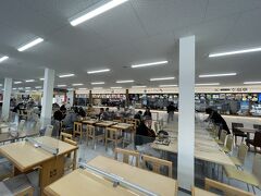 熊本空港のターミナルは建替中。普段は分かれているお店もフードコート形式になっていて、かえって利用しやすい。