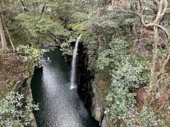 御橋から有名な滝が流れ落ちる景色。
正直手漕ぎボート邪魔...湖のスワンボートとか、どうして雰囲気ぶち壊しのアトラクション許しちゃうんだろうねぇ、日本は。