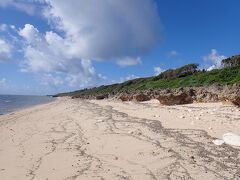 五穀の種子が入った白い壺がニライカナイから流れついたという
五穀発祥伝説の浜。

ニライカナイと対峙する場所。
遠くに禊をするような姿が見えました。
神の島を実感。