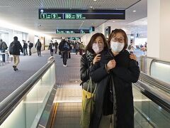 妻の友人と浜松町で合流して、早めに羽田空港に到着しました。JALの団体カウンターに行くと集合時間より早かったのですがチケットをいただけたのでチェックインと荷物を預けて身軽になります。セキュリティーを通って伊勢丹に併設されたカフェで朝ご飯をいただきます。