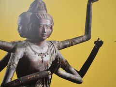 興福寺の国宝館で阿修羅像や国宝、重要文化財などの多数の展示作品など見て満足しました。
