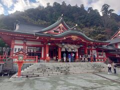 石段を上がりきった先には太皷谷稲成神社の本殿がありました。