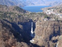 明智平展望台から見る華厳ノ滝と中禅寺湖