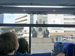 鹿児島市内にバスは入り、新幹線の鹿児島中央駅の前を通過しました。これは薩摩藩がイギリスへ派遣した留学生一行の像で、NHKの大河ドラマ「青天を衝け」の番組の最後で紹介されていたのを見た記憶がありました。薩英戦争でヨーロッパの力を知った薩摩藩は慶応元年の1865年に、藩の優秀な青少年15名と使節団4名、計19名の「薩摩藩遣英使節団」をイギリスに派遣しました。このうち、学生として現地で学んだ15名は「薩摩藩第一次英国留学生」または「薩摩スチューデント」とも呼ばれています。当時最年少だった長沢鼎は13歳でした。現地で学問や技術を習得し、彼らの留学経験は日本の近代化に大きく活かされました。昭和57年の1982年に50万人都市達成を記念して建立されたもので、作者は大久保利通像も制作した中村晋也氏です。
