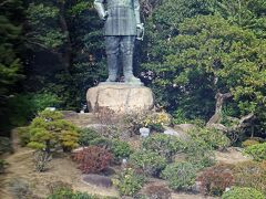 その公民館の建物の横には「西郷隆盛銅像」が建っています。この像は没後50年祭記念として鹿児島市出身の彫刻家で渋谷「忠犬ハチ公」の制作者でもある安藤照が8年をかけ製作し、昭和12年の1937年に完成したものです。日本初の陸軍大将の制服姿で、城山を背景に仁王立ちする高さ8メートルの堂々たるモニュメントです。