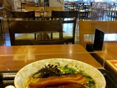 沖縄二日目。
１０：３０にイオン那覇店の亀そばで三枚肉そば（小）￥５５０を食べました。
ブランチです。
美味しいです。