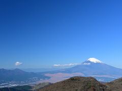 そして社殿の奥の方へ行ってみると北の方角に視界が開け、ここからは「富士山」の姿がくっりきと望めます！
で、このあたりが標高1,356メートルの「箱根駒ヶ岳」山頂になります。