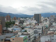 起きてみるとあいにくの曇り空。
雨が降っていないだけよしとしよう。
豆粒くらいだけど一応鶴ヶ城が見えるからキャッスルビュー（笑）のホテルの朝。

この旅行記は↓
https://4travel.jp/travelogue/11727918
の続き。