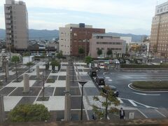 16:30前、出雲市駅に停車。
駅前広場の路面が濡れている。
出雲は意外と雨が降っていたのか？
石見銀山で午前中は雨に見舞われたとはいえ、天気が回復したのはひょっとしてラッキーなことだったのかもしれない。
いずれにしても、天気予報は当たっていたとはいえないが。