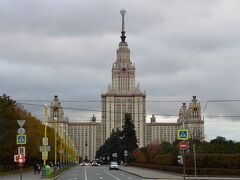 ＜モスクワ大学＞

「雀が丘」の景色を見る前にちょっとだけ。

「雀が丘」の背後には「モスクワ大学」があります。
国立の超名門大学。
建物はスターリン様式「セブンシスターズ」の１つでもあります。

変わった建築・美しい建築が好きなので以前から実物を見たいと思っていました。
余談ですが、スターリン様式の中でも「スターリンゴシック」と呼ばれる重厚な高層建築がモスクワ市内に7棟あって「セブンシスターズ」と呼ばれています。
１．文化人アパート（1945年）
２．芸術家アパート（1952年）
３．モスクワ大学本館（1953年）
４．ソビエト連邦運輸建設国家委員会（1953年）
（現：ロシア連邦運輸機関建設省）
５．ホテル・レニングラード（1953年）
（現：ヒルトン・モスクワ・レニングラードスカヤ）
６．ロシア外務省 （1953年）
７．ホテル・ウクライナ（1955年）
（現：ラディソン・コレクションホテル・モスクワ）