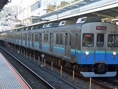 熱海駅では、かの東急東横線で活躍したステンレス車８０００系が。
