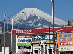 北口正面には大沢崩れを正面にみる富士。