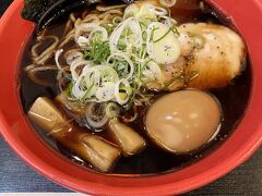 お昼に京都に到着したので、駅ビルに富山ブラックという醤油ラーメンを食べに行きます。スクラッチ当たっちゃった。