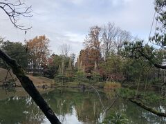 福井駅から20分くらい歩いて養浩館庭園へ行きました。ちょっと曇り空ですが、池に庭園の木々が写って綺麗でした。屋敷は改装中で見学する事は出来ませんでした。残念！