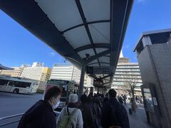 11:15
京都駅バスターミナル
清水寺・祇園方面へのバスは長蛇の列！
案内係のおじさん曰く、紅葉シーズンの時に比べたらまだ人出は少ない方とのことでしたが...

結構ぎゅうぎゅうに詰め込まれ、密状態でした。