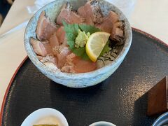 レンタカーを返却し、釧路空港でお昼ご飯。鮭丼にしました。
