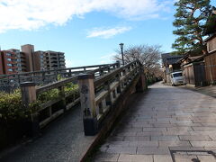 『梅ノ橋』
犀川の桜橋に対して名付けられたといわれている『梅ノ橋』。