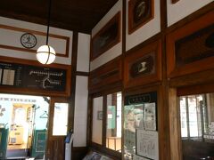 若桜駅の建物に入ってきました。
おお、なかなか凝ったつくり。