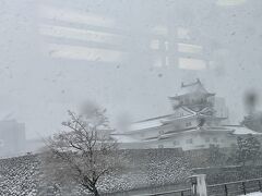 富山城が雪景色の中に見えました。