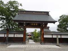 蚕養国神社から自転車を漕ぐこと１０分ほどで次の目的地妙国寺に到着。
