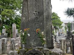 このお寺には「白虎隊士仮埋葬地」の碑がある。
こちらは仮埋葬なので今彼らがここで眠っているわけではない。
が、白虎隊士が飯盛山で自刃した後、新政府軍が飯盛山へ埋葬を許さなかったため一時はここに仮埋葬されていたのだという。
もう亡くなっているのに埋葬さえ許さないなんて…新政府軍の会津に対する態度は「いじめ」のレベル。
戦争でこういう話は珍しくないんだろうけどこういう話を聞くと薩長がさらに嫌いになる。