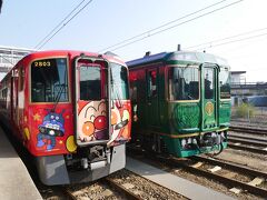 そして岡山出発から約50分で多度津駅到着。
なぜこの駅に来たのかというと…観光列車「四国まんなか千年ものがたり」に乗るため。
この電車に乗るまで「多度津駅」なんて知らなかったし(;^_^A
多度津駅には既に「四国まんなか千年ものがたり」の車両がスタンバイ。
といってもホームにではなく線路上。
なので乗ってきたアンパンマン列車と四国まんなか千年ものがたりの電車が並んでいる写真が撮れた！