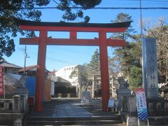 玉前(たまさき)神社に来ました
上総国一宮です
つまり､ここ一宮の地名の由来となっている神社です
駅から歩いて5分くらいと結構近い場所にありました
この一の鳥居は真東を向いているそうです