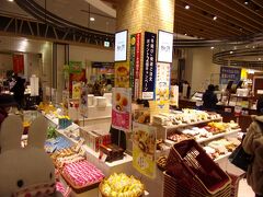 柳月もあります。
「北海道だと六花亭と並ぶくらい有名店だよ(^_^)」とシンさん。