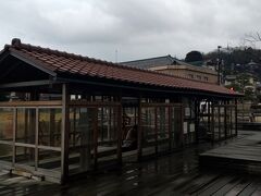 中谷宇吉郎雪の科学館の後は砂走公園に寄りました。砂走公園とは温泉街中心にある広さ約2800?の公園です。源泉を利用したあずまや付きの足湯施設「足の湯 えんがわ」や柴山潟をイメージした大小2つの池、ウッドデッキ、芝生が配された憩いのスペースがあります。（片山津温泉参照）足湯の営業時間は13：00～17：00、定休日は木曜日となっています。（加賀温泉郷参照）加賀旅行の一息によってみるのはいかがでしょうか。