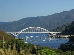 牛根大橋が見えてきました。あの橋を渡ると桜島ともお別れです。