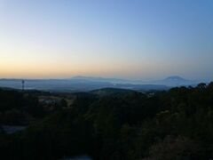 ホテルの部屋のベランダから眺めた早朝の鹿児島の風景です。