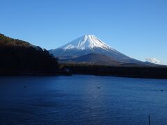 精進湖畔から富士山