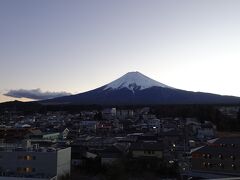 富士山駅の展望デッキから日没直後の富士山