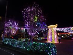 再びバスに乗って御殿場駅へ。駅前にイルミネーション。