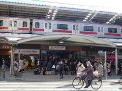 出発は東急自由が丘駅
停車している電車は東急東横線ですが東武東上線、西武池袋線、東京メトロ電車が乗り入れています。
