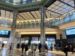 お昼過ぎに東京駅に着きました。
まずは丸の内ブリックスクエアに行くので、丸の内南口から出ました。