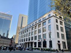 続いてKITTEに来ました。
KITTEのクリスマスデコレーションは毎年評判がいいです。