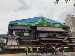 入館したくて予約しておいた、道後温泉本館へ。