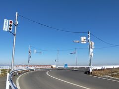 「八坂神社前交差点 T字路県道合流地点 右方向へ進み栗橋を渡ります。」10:42通過。
関所跡石碑は現在工事中の為確認できず。
