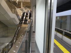 コスモスクエア駅で乗り換えます。