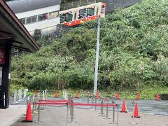 【立山ケーブルカー】
富山地方鉄道立山線立山駅から、立山・室堂への連絡バスの発着する美女平駅までを結ぶケーブルカーです。
元々は立山開発鉄道の路線だったが、2005年に立山黒部貫光と合併し、同社の路線となった。 