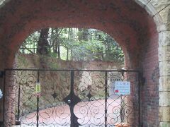 ここが大山崎山荘美術館の入口の琅玕洞（ろうかんどう）。朝一に行ったのでまだ門が閉じてます