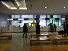 　広島空港には予定通り8:20に到着。8:25に空港レンタカ－カウンター(日産)で受付し、空港から送迎車で移動(2～3分)。手続きは簡単でしたが、ナビの操作に手間取り(いつもの事です)、8:45にレンタカ－店を出発。