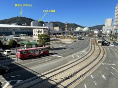 国道202号の歩道橋からの眺望（右側）の写真。

長崎県を訪れたのは初めてなので、実際に長崎電気軌道（以下、路面電車）
を見て興奮しましたw

国道202号線の中央部分には、1号系統と3号系統の路面電車が
走行しています。

写真左に長崎市のランドマーク的存在で「世界新三大夜景」に
認定された長崎の夜景を望む絶景スポットになっている
「稲佐山」（333ｍ）、また、稲佐山の手前に本日の宿泊先の
11階建ての『ヒルトン長崎』が見えます。
『ヒルトン長崎』を目指して歩いて行きます (^^♪

これが何気に遠いんですよ。。