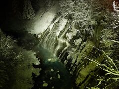 最後に白ひげの滝。
美瑛川の水は青色のはずですが、夜は分りません。
普通に撮った写真ですが、水墨画のようでした。