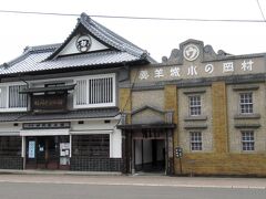 小城といえば羊羹が有名。小城羊羹を製造するお店はいくつかありますが、村岡総本舗もそのうちの１つで、レトロな店舗は国の有形文化財に登録されています。